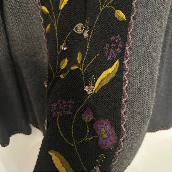 Alpaca Embroidered and Beaded Cardigan with metal clasps size small hand made - Picture 5 of 10